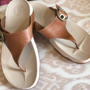 🌻Fitflop-leather, adjustable thongs sz 7🌻